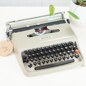 Máquina de escribir portátil Olivetti Lettera 22, década de 1950, con cinta de tinta nueva y teclado QWERTY, con mantenimiento profesional y envío rápido a todo el mundo.