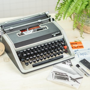 1-3 días ENVÍO RÁPIDO A TODO EL MUNDO pmc Elite 44 (Olivetti Lettera 33) en funcionamiento y con mantenimiento profesional, máquina de escribir qwerty, cinta de tinta nueva