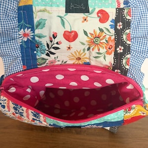 Puede incluir: Un juego de tres tazas de cer&aacute;mica con un acabado moteado y mate. Las tazas son de color crema, gris claro y gris oscuro. Cada taza tiene un dise&ntilde;o simple y minimalista.