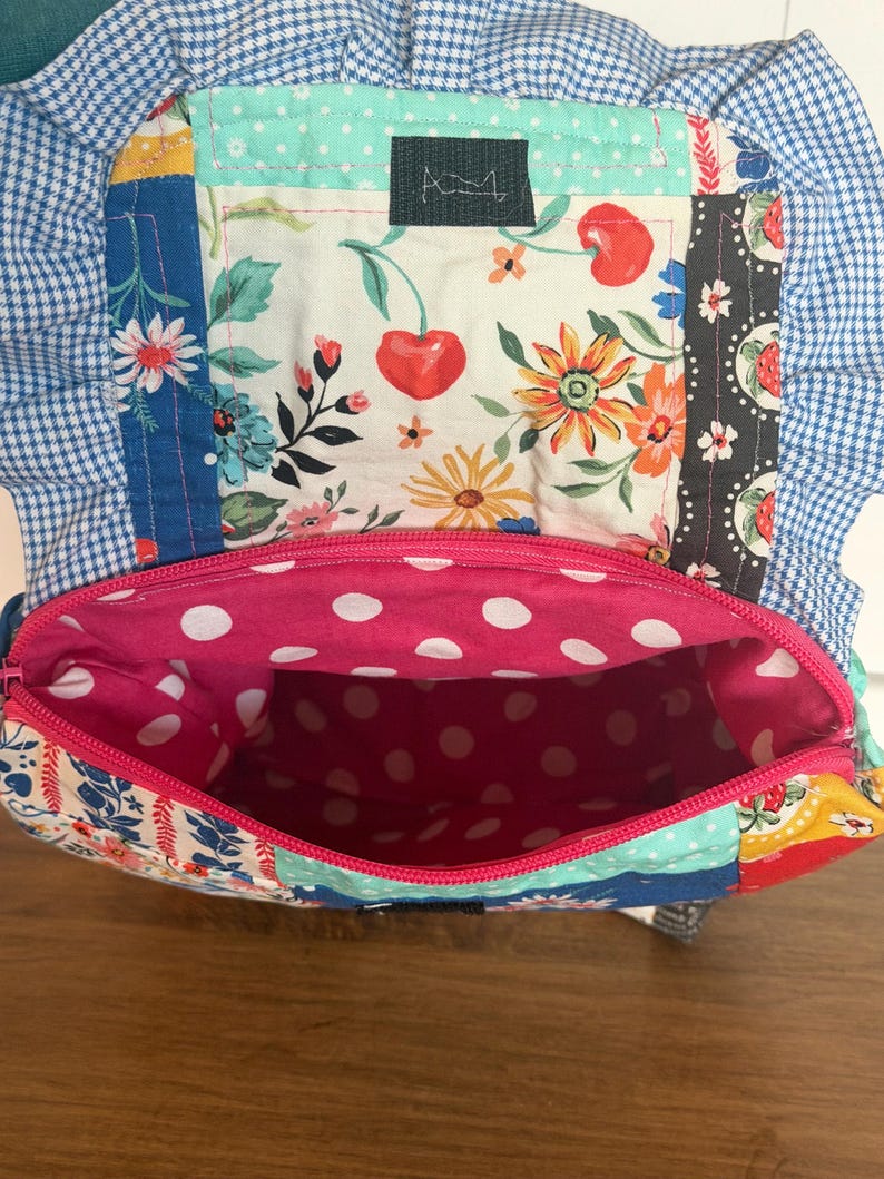 Puede incluir: Un juego de tres tazas de cer&aacute;mica con un acabado moteado y mate. Las tazas son de color crema, gris claro y gris oscuro. Cada taza tiene un dise&ntilde;o simple y minimalista.