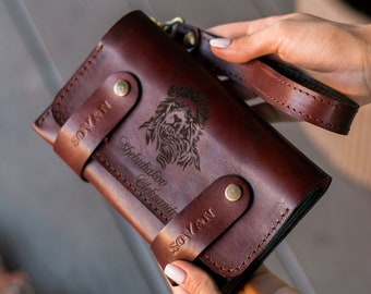 Cartera de pulsera de cuero genuino para hombres, bolso clutch de pulsera marrón con grabado personalizado, regalo para papá del día del padre, bolso de billetera larga de viaje personalizado