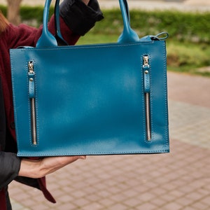 Bolso de cuero genuino azul, bolso de mano personalizado para mujeres, regalo de esposa del Día de la Madre, bolso grabado personalizado, bolso para computadora portátil, bolso con asa superior del comprador imagen 3