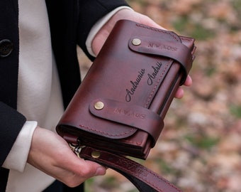 Sac portefeuille avec bracelet en cuir pour homme, sac portefeuille marron gravé, cadeau papa pour la fête des pères, petit sac à main personnalisé, pochette personnalisée pour lui