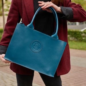 Bolso de cuero genuino azul, bolso de mano personalizado para mujeres, regalo de esposa del Día de la Madre, bolso grabado personalizado, bolso para computadora portátil, bolso con asa superior del comprador imagen 2