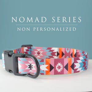 Peut inclure: Un collier pour chien à motif rose, bleu, orange et blanc avec une boucle et un anneau en D noirs. Le collier présente un motif géométrique et le texte "NOMAD SERIES NON PERSONALIZED" est imprimé au-dessus du collier.