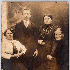 RPPC Studio Portrait d'une famille belge ancienne carte postale photo réelle avec message français 1916 Trois femmes et un homme
