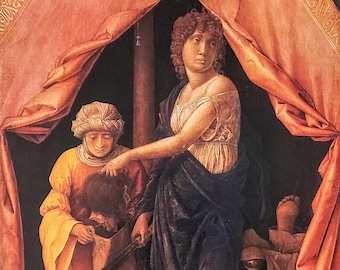 Puede incluir: Una pintura renacentista representa una escena bajo una tienda drapeada. Una mujer con un vestido blanco y azul está de pie, señalando a una figura que sostiene una cabeza cortada. Las figuras están iluminadas por una luz cálida, con colores ricos y cortinajes detallados.
