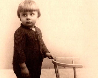 RPPC 小さな樽型の背もたれのあるウィンザーチェアの横に立つ愛らしい子供 実写ポストカード 1920 年代