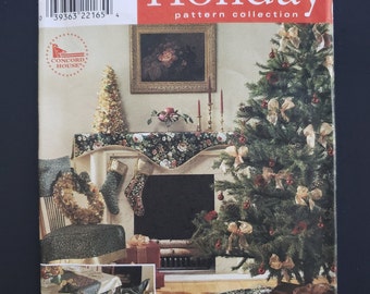 Holiday Decor Crafts Sewing Pattern Simplicity 8396 Concord House Tree Skirt Wreath Mantel Scarf Christmas Stocking Placemat Napkin UNCUT