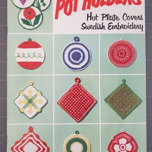 Pode incluir: Um livreto vintage com instruções para fazer nove diferentes pegadores de panela usando bordado sueco. A capa do livreto apresenta o título "POT HOLDERS" em letras vermelhas e o subtítulo "Hot Plate Covers Swedish Embroidery".