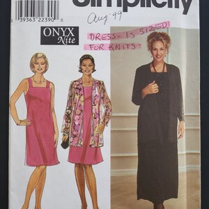 Peut inclure: Un patron de couture pour une robe, Simplicity modèle 8484, taille FF, 18W-24W. Le patron est pour une robe qui est dimensionnée pour les tricots. Le patron montre trois styles différents de robes, une en rose, une en rose avec une veste à imprimé floral et une en noir.