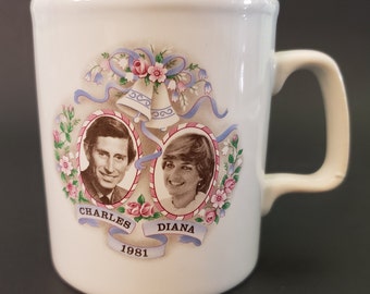 ダイアナ妃とチャールズ皇太子の結婚を祝う記念マグカップ。1981 年