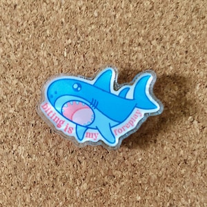 Spilla acrilica "Mordere è il mio preliminare squalo"