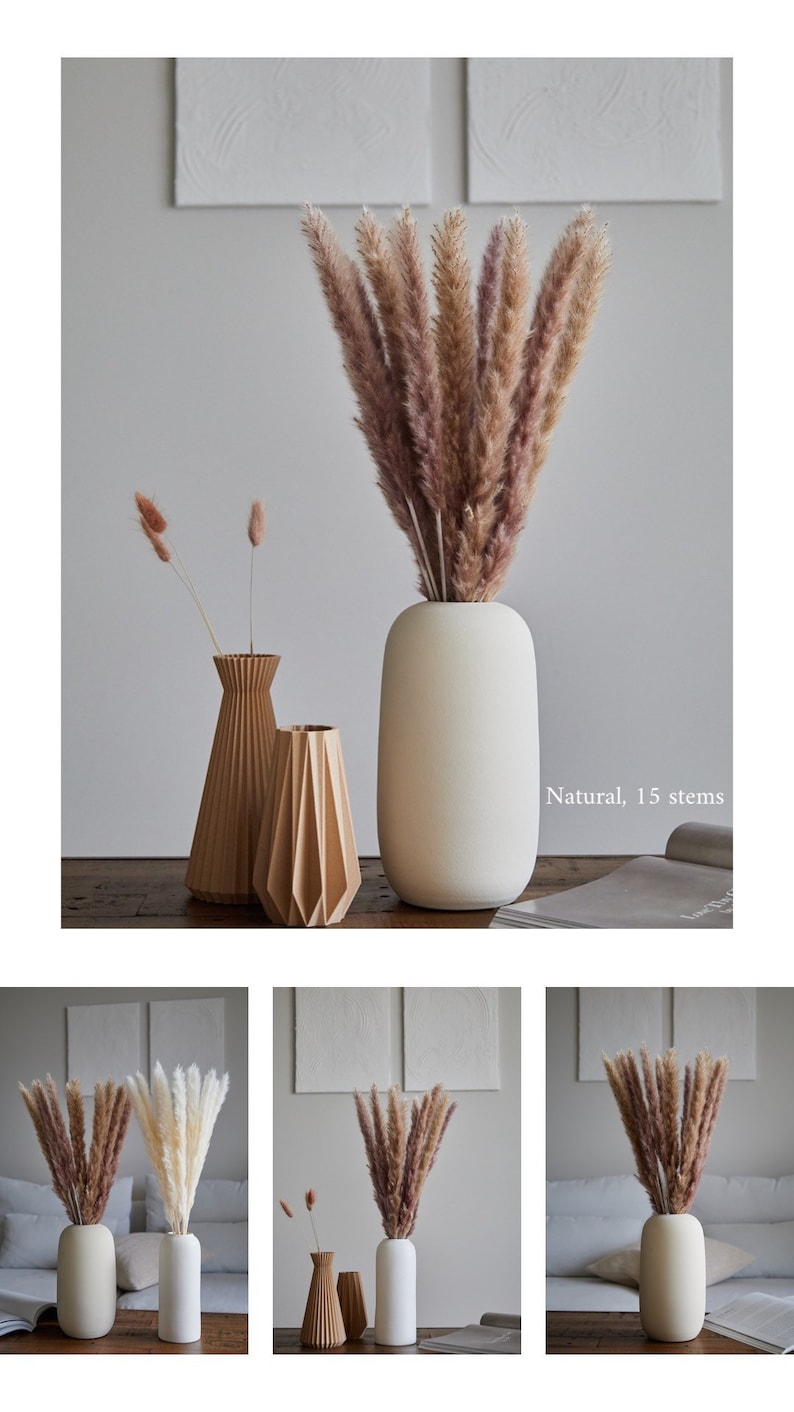 Op de afbeelding: Drie vazen met gedroogd pampasgras. De vaas links is een lichtbruine houten vaas met een geplisseerd ontwerp. De vaas in het midden is een lichtbruine houten vaas met een gevouwen ontwerp. De vaas rechts is een witte keramische vaas. Het pampasgras in de vaas rechts is natuurlijk, met 15 stengels. "Natuurlijk, 15 stengels" staat onder de vaas.