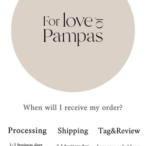 Op de afbeelding: Een beige cirkel met de tekst "For love of Pampas" in zwart. Onder de cirkel staat de tekst "When will I receive my order?" in zwart. De tekst "Processing", "Shipping" en "Tag&Review" zijn in zwart. De tekst "1-2 business days (or as soon as possible)", "2-5 business days with USPS Priority Mail" en "Love your order? Leave us a review!" zijn in zwart. De tekst "Need your order ASAP? Send us a message and we will be able to ship it right away!" is in zwart.