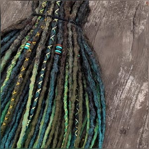 Синтетические дреды, связанные крючком. Микс текстурированных дредов зеленого цвета.