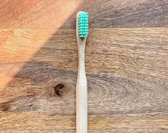 Packung mit grünen haltbaren Bambuszahnbürsten, Schuppenresistent, 100% biologisch abbaubar, Kunststoffalternative, umweltfreundlich, Zero Waste, nachhaltig