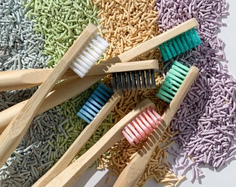 Confezione da 2 spazzolini da denti in bambù bianco resistenti, resistenti al capannone, biodegradabili al 100%, alternativa in plastica, ecologici, zero rifiuti, sostenibili