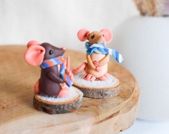 Christmas mouse / Mice figure made of clay on wood with glittering glass snow / Small gift or Zdenka in winter / Mouse for Christmas