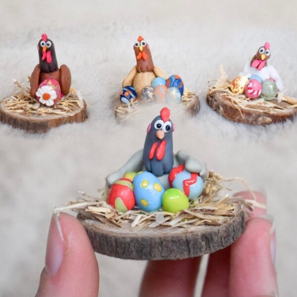 Ostern Huhn Fimo Deko /Geschenk Hühner Figur mit bunten Ostereiern auf Stroh & Holzscheibe in verschiedenen Farben - Osterhühner / Eastern /