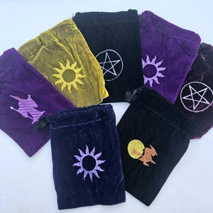 Neue Tarot Karten Deck / Runen Tasche aus weichem Samt mit Besticktem Motiv - Sonne Hexe Mond Pentagramm Efeu Zauberer