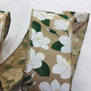 Beige mit weißen Magnolien