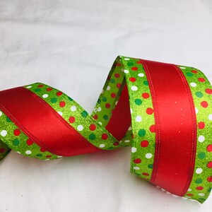 Puede incluir: Cinta navideña festiva con un diseño vibrante. La cinta presenta un fondo verde brillante adornado con lunares blancos, rojos y verdes. Una audaz franja roja recorre el centro, agregando un contraste llamativo. Perfecta para decoraciones navideñas.