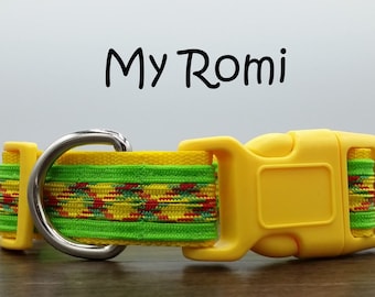 Puede incluir: Collar de perro amarillo con una correa estampada en verde, rojo y amarillo y un anillo en D plateado. El collar tiene una hebilla de plástico amarilla con el texto "My Romi" arriba.