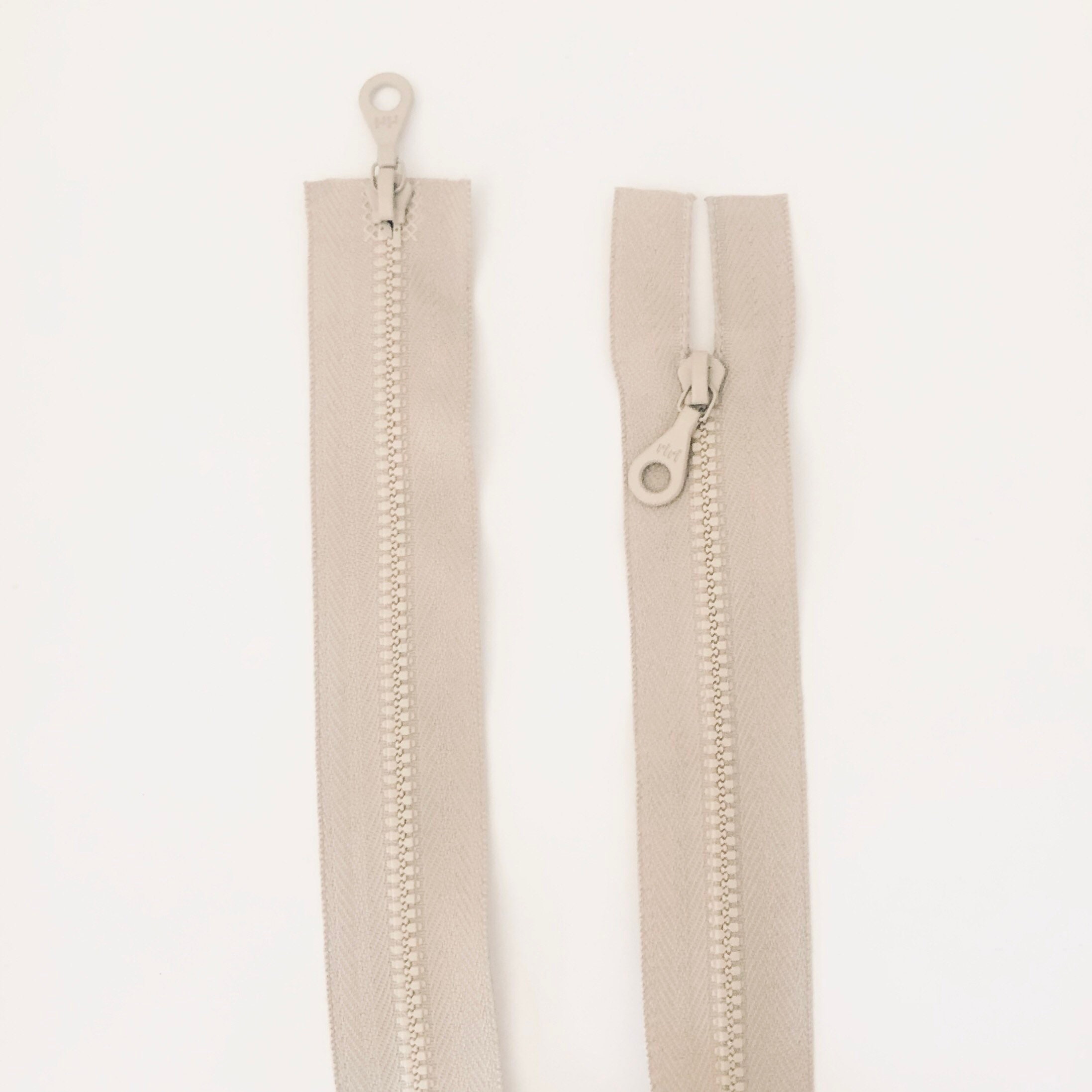 RIRI D4 Two Way Plastic Molded Zipper 50cm (19 3/4 Inch), Opens 2