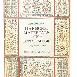 以下が含まれることがあります： ポール・O・ハーダー著「調性音楽におけるハーモニックマテリアル：プログラミングコース、第3版、パート2」の書籍カバー。カバーには、赤、緑、白のフローラルパターンが施された装飾的なデザインが施されています。