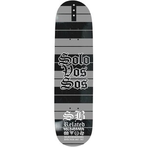 Puede incluir: Una patineta con un diseño de rayas negras y grises. La tabla presenta el texto "Solo Dos Sos" en una fuente estilizada, junto con "SB Related" y otros gráficos. La patineta está diseñada para el skateboarding.