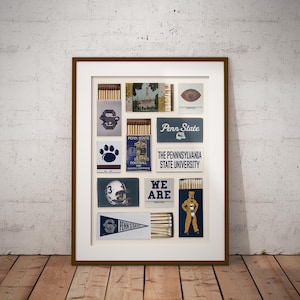 Può includere: Una collezione incorniciata di scatole di fiammiferi vintage con il marchio della Penn State University, inclusi loghi, un pallone da football, una mascotte e testi come Penn State, The Pennsylvania State University e We Are, disposti in griglia.