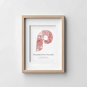 Può includere: Stampa incorniciata con un design a mappa rossa a forma di lettera "P" per Filadelfia. La stampa include il testo "PHILADELPHIA PHILLIES" e la posizione del Citizens Bank Park. La cornice è in legno chiaro.