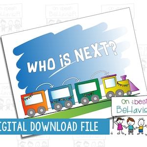 Könnte beinhalten: Ein bunter Zug mit einem blauen, grünen, orangen und gelben Wagen und einer gelben Lokomotive mit einem violetten Schlusslicht. Der Zug fährt auf einem grünen Gleis mit blauem Himmel und weißen Wolken im Hintergrund. Der Text "WHO IS NEXT?" ist in Weiß auf einer blauen Wolke geschrieben. Der Text "On best Behavior" ist in Schwarz auf einem weißen Schild geschrieben, das von vier Strichmännchen gehalten wird.