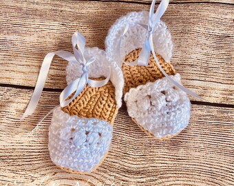 Baby espadrilles crocheted with white and tan yarns