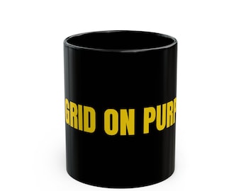 Taza Off Grid On Purpose / Taza de café de cerámica negra con texto amarillo en negrita