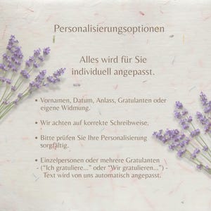 May include: A light-colored textured card featuring purple lavender sprigs on the left and right sides. The German text reads: Personalisierungsoptionen, Alles wird f&uuml;r Sie individuell angepasst, Vornamen, Datum, Anlass, Gratulanten oder eigene Widmung, Wir achten auf korrekte Schreibweise, Bitte pr&uuml;fen Sie Ihre Personalisierung sorgf&auml;ltig, Einzelpersonen oder mehrere Gratulanten - (Ich gratuliere... oder Wir gratulieren...) - Text wird von uns automatisch angepasst.