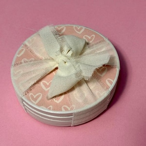 Conjunto de 4 bases para copos em formato de coração rosa e branco