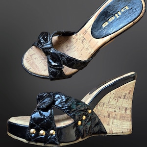 Sandales à plateforme et talons compensés Y2K US 6 noeuds cloutés en or noir et liège en similicuir