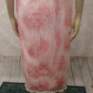 Pode incluir: Camisola vintage com estampa floral rosa. A camisola apresenta um delicado padr&atilde;o floral em tons de rosa e castanho. A bainha &eacute; adornada com renda branca. A camisola &eacute; exibida em um manequim.