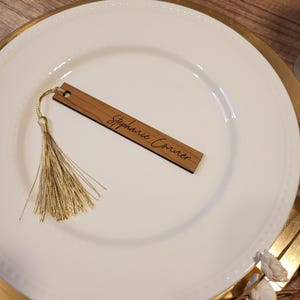Cartões de lugar de casamento (retângulo de 5 1/2" x 3/4") | Cartões de madeira, acrílico de linha única | Cartões de nome personalizados