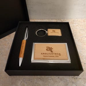 Conjunto de presente personalizado para cartão de visita, caneta e chaveiro com acabamento em prata/madeira | Conjunto de presente de escritório gravado personalizado