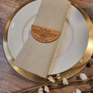Cartões de lugar para casamento | Cartões de madeira e acrílico de 4' x 2" | Cartão de nome elegante, semicircular e personalizado com número de mesa.