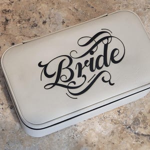 Joyero de viaje personalizado de polipiel (10 x 10 cm o 19 x 11,4 cm) con forro marrón claro o negro / Estuche de recuerdo con grabado personalizado