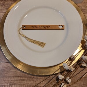 Tarjetas de lugar para bodas (rectángulo de 15 x 19 mm con corazón) / Tarjetas de nombre de una sola línea de madera y acrílico / Tarjetas de nombre personalizadas