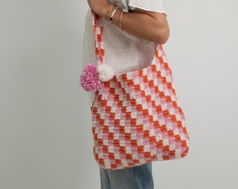 Rosa und Orange gehäkelte Tasche mit Bommeln, gehäkelte Umhängetasche, rosa und orange Sommertasche, Boho Tasche, karierte Print Tasche, rosa Karotasche