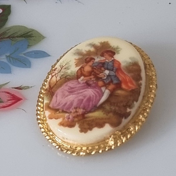 broche camée en céramique Fragonard vintage, histoire d’amour romantique broche de couple de cour coloniale, broche de l’amant fragonard