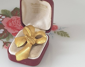 Vintage Bow brooch, Unusual Gold Bow Ribbon Brooch, 60's Textured Gold tone Bow Brooch Pin