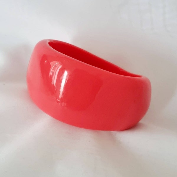 Vintage Coral Pink Lucite Bangle, Rockabilly Pink Lucite Bangle, Chunky Pink Lucite Bangle