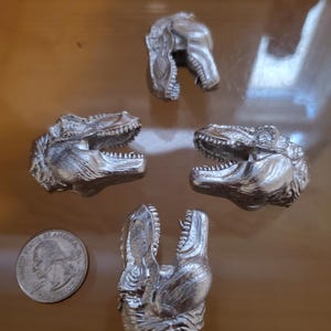 4個パック - ネジ切り済みTレックスヘッドタイヤバルブキャップ。シュレーダーバルブに適合。シルバー塗装。